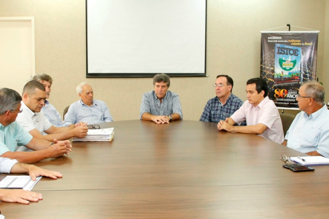Durante reunião com secretários, Murilo falou das conquistas e disse que deixará a Prefeitura de cabeça erguida. - Crédito: Foto: Chico Leite