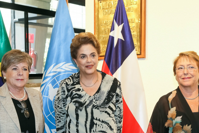 Dilma entre a secretária executiva da Cepal, Alicia Bárcena e a presidente do Chile, Michelle Bachelet. - Crédito: Foto: Roberto Stckert Filho/Presidência da República