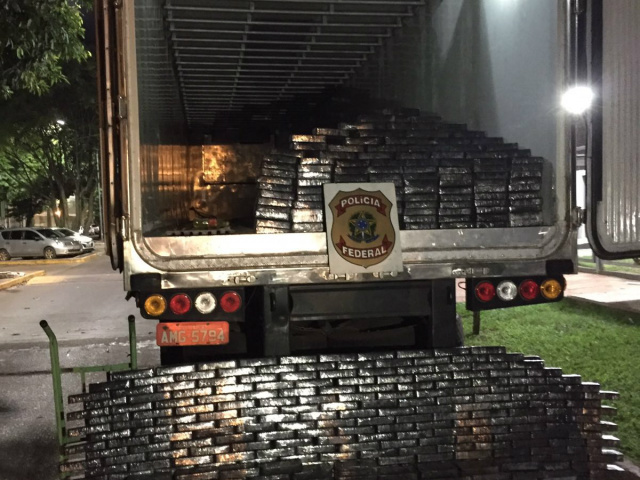 Droga apreendida pela Polícia Federal com o auxílio de scanner que visualizou fundo falso no caminhão. - Crédito: Foto: Divulgação