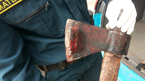 Policial militar mostra machado usado em crime, em Mundo Novo.
Foto: Policia Militar - Crédito: Divulgação