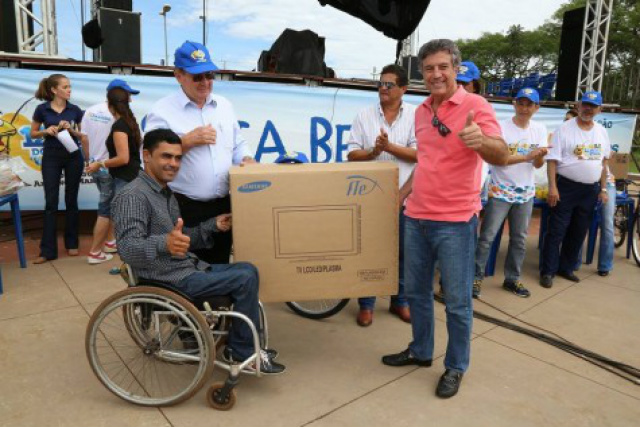 Prefeito Murilo e vereador Idenor entregam premio ao vencedor na categoria parapesca, Ramon Maldonada.
Foto: Assecom - 