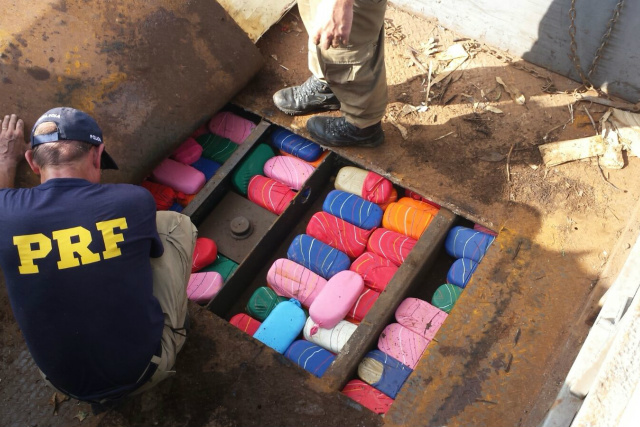 Droga estava em um fundo falso de uma carreta que levava ferro. - Crédito: Foto: Divulgação/PRF