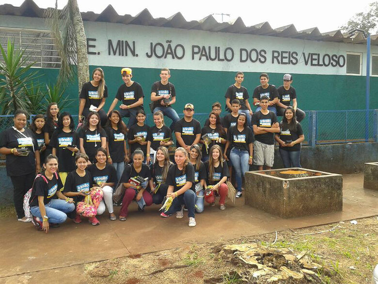 Estudantes da Escola Estadual Ministro João Paulo dos Reis Veloso participam de projeto sobre o Maio Amarelo.
Foto: Néia Almeida - 