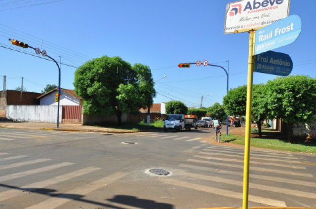 Semáforo instalado na Rua Raul Frost esquina com W-17 Dourados vai dar mais segurança ao trânsito. - Crédito: Foto: A. Frota/Divulgação