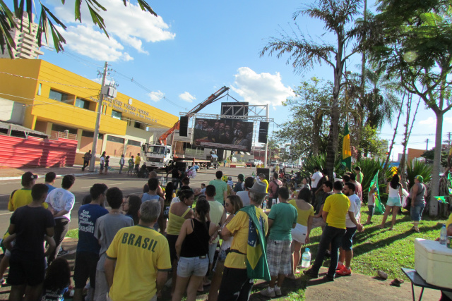 Manifestantes a favor do impeachment acompanharam a votação por telão em frente ao prédio do MPF na Capital. - Crédito: Foto: Elvio Lopes