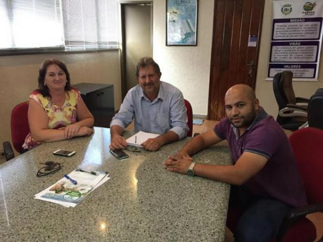Vereadora Vânia Pesarico, prefeito Itamar Bilibio e Alex Cordeiro discutem aplicação de recurso em Laguna Carapã. - Crédito: Foto: Assessoria