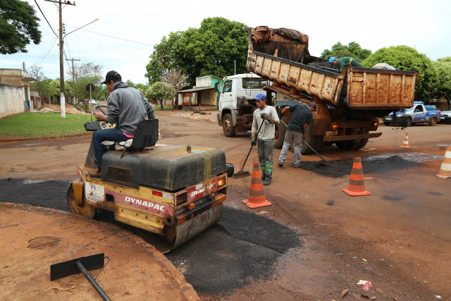 Equipe trabalha na região do Parque das Nações II para recuperar as ruas danificadas. - Crédito: Foto: A. Frota