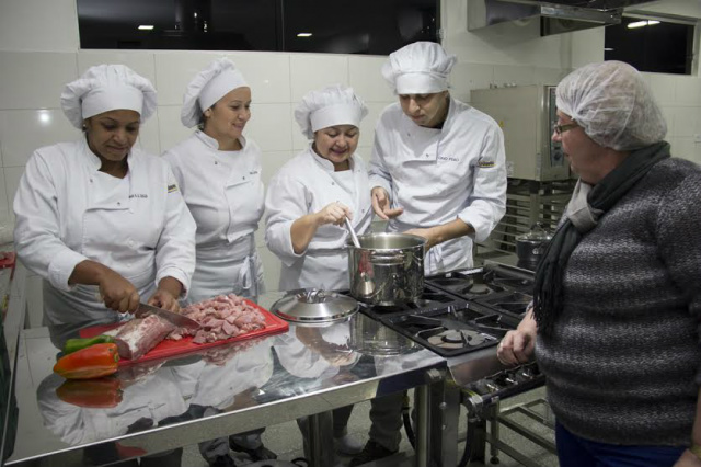 Grupo  de estudantes durante preparo da Linguiça Chorizo Nortenho na Unigran. - Crédito: Foto: Unigran