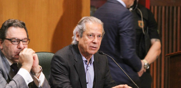 O ex-ministro José Dirceu durante depoimento à CPI da Petrobras em 2015 - 