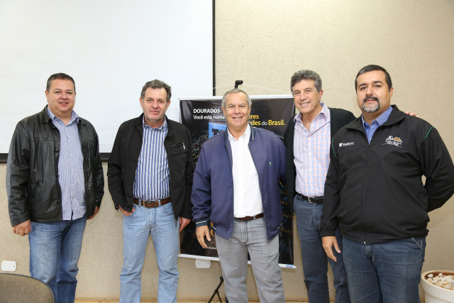 Prefeito Murilo reunido com diretores do Aeroclube tratando a apresentação da Esquadrilha. - Crédito: Foto: A. Frota