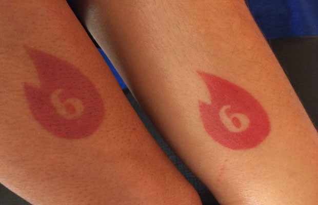 Bia e Alexandre tatuaram o símbolo do Tinder, após se conhecerem no aplicativo de relacionamento. - Crédito: Foto: Arquivo Pessoal