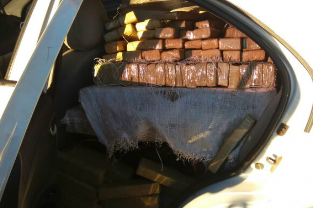 Em vistoria no veículo, os policiais localizaram 540 kg de droga. - Crédito: Foto: Divulgação