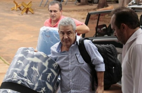 Empresário João Amorim, ao centro, chega ao Centro de Triagem, no dia 16 de maio. - Crédito: Foto: Marco Miatelo/Diário Digital