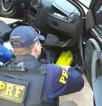 Droga foi encontrada em assoalho, portas e assoalho do carro. - Crédito: Foto: PRF/ Divulgação