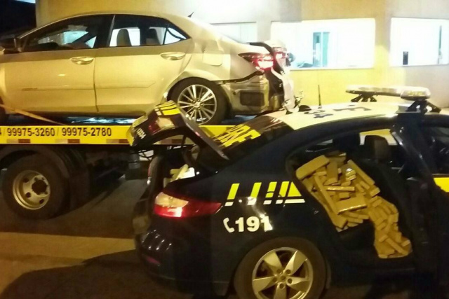 Carro acabou sofrendo acidente e foi interpelado pela polícia. - Crédito: Foto: Divulgação/PRF