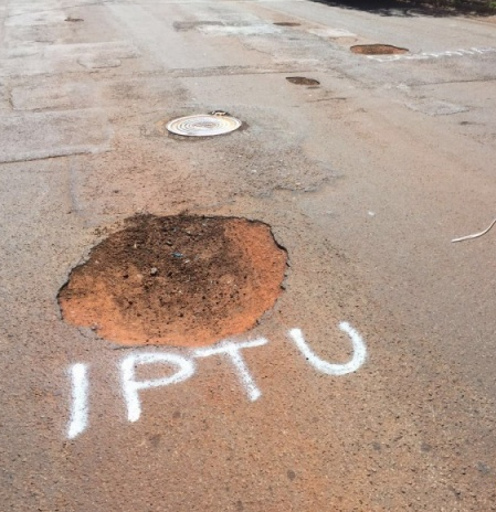 Buraco sinalizado com o IPTU. - Crédito: Foto: Campo Grande News