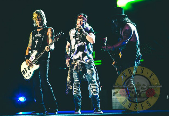 Integrantes do do Gun N’ Roses: Duff McKagan, Axl Rose e Slash, em show em Washington. - Crédito: Foto: Divulgação