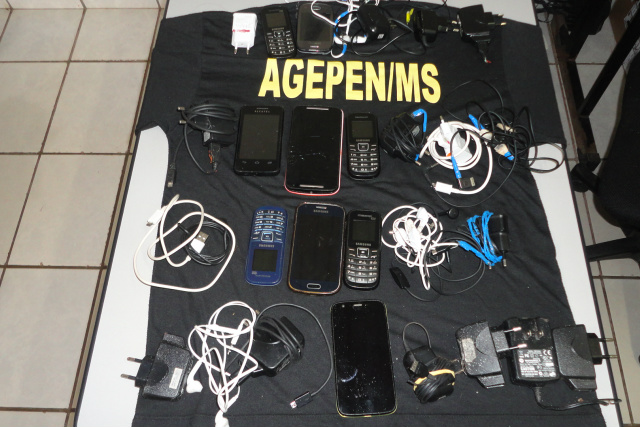 Agentes apreendem nove celulares e 15 carregadores durante vistoria - 