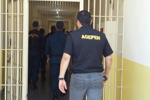 Agentes penitenciários durante pente-fino na penitenciária de Naviraí, no ano passado - Crédito: Foto: Divulgação