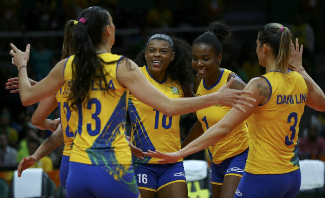 Meninas do Brasil comemoram ponto contra argentinas - Crédito: Foto: Marcelo Del Pozo/REUTERS