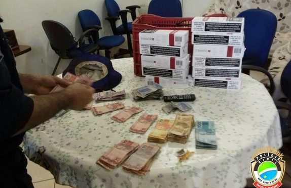 O dinheiro e os cigarros foram recuperados pela polícia - Crédito: Divulgação