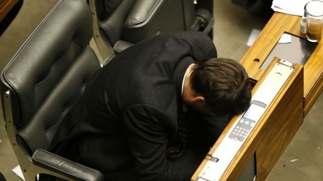 Bolsonaro dorme durante sessão e vira alvo da internet - 