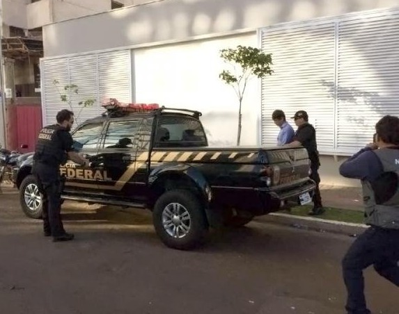 Filho do ex-governador, o advogado André Puccinelli Junior, foi levado por policiais na manhã desta terça-feira - Crédito: Foto: Bruna Kaspary/Campo Grande News