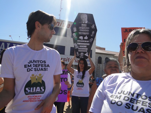 Protesto contra cortes do SUAS reúne centenas; Dourados pode perder R$3 mi - Crédito: Fotos: Vinicios Araújo