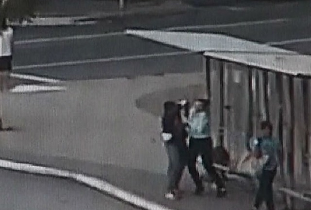 Mãe e filho armado assaltam idosa em ponto de ônibus - 