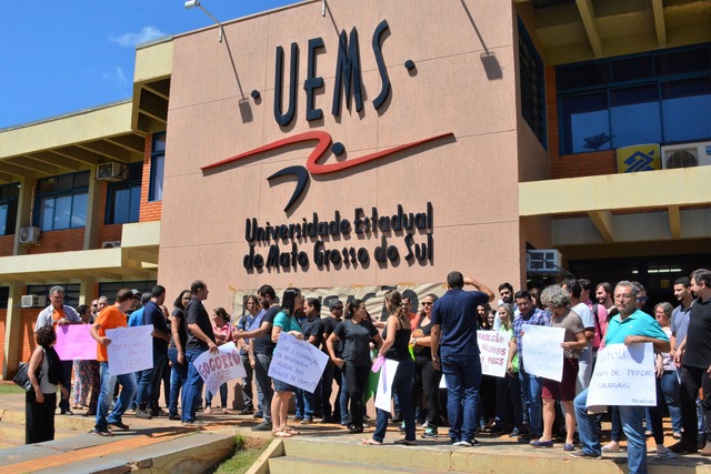Técnicos administrativos da UEMS cruzaram os braços na sede da universidade, em Dourados, e nos demais campus - Hédio Fazan - 