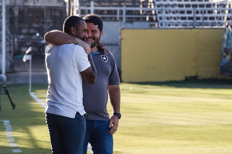 Coelho e Barroca antes do primeiro jogo da semifinal da Copa do Brasil Sub-20, em Bragança. - Crédito: Foto: Rodrigo Gazzanel