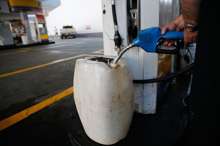 Colocar gasolina em galões é um exercício que oferece riscos aos motoristas - 