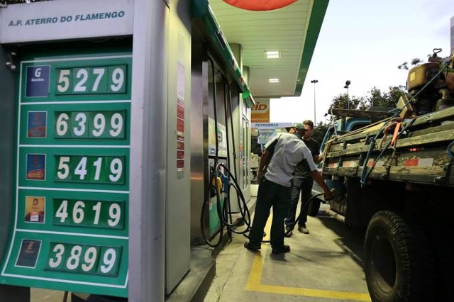 Alta: em maio, o preço do combustível nas refinarias da Petrobras acumula alta de 9,42%, já que em 28 de abril o litro custava R$ 1,7977 - Crédito: Sérgio Moraes/Reuters