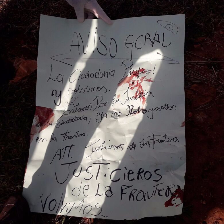 Cartaz deixado ao lado do corpo - Crédito: foto: Divulgação