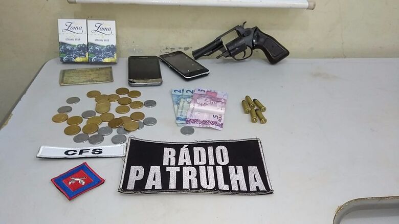 Arma, munição, dinheiro e objetos apreendidos pela Rádio Patrulha - Crédito: foto: Cido Costa/Dourados Agora