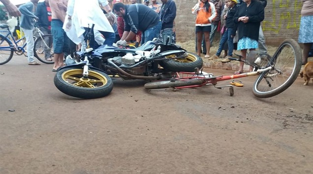 Moto e bicicleta envolvidos em acidente - Crédito: ItaporãMSNews