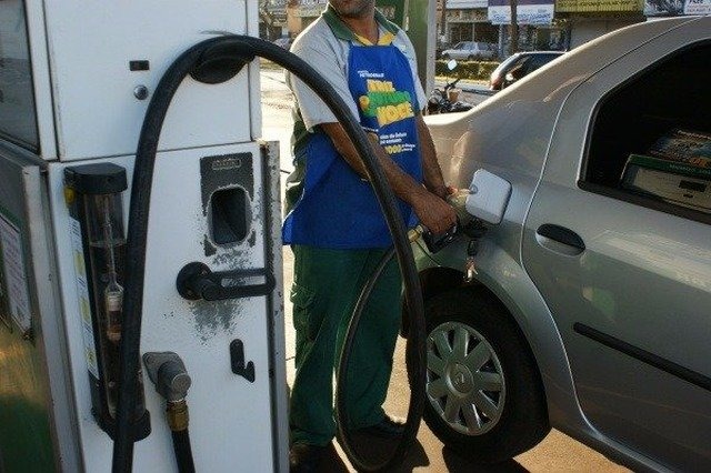 Em Dourados, segundo a ANP, preço mínimo da gasolina foi de 3,89 para 4,74 em 20 dias - 