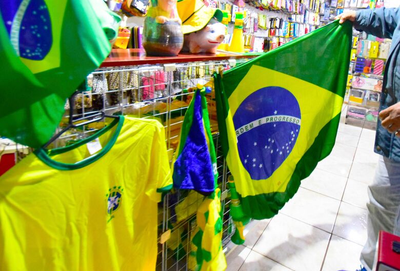 Cantinho da loja abriga o pouco que sobrou da Copa de 2014 - Crédito: Luiz Radai