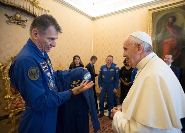 Astronautas dão uniforme espacial personalizado a papa Francisco - 
