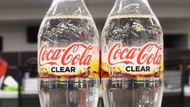 Coca-Cola transparente é lançada no Japão.  - 