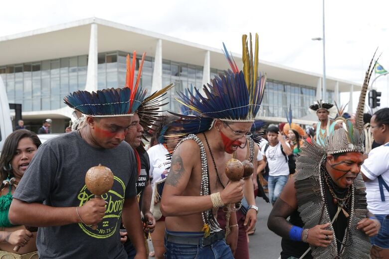Índios e quilombolas protestam por bolsas de estudos em universidades - 