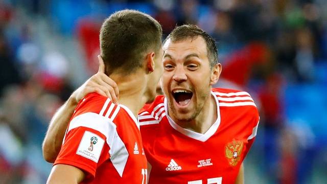Russos comemoram terceiro gol contra o Egito - Crédito: Reuters