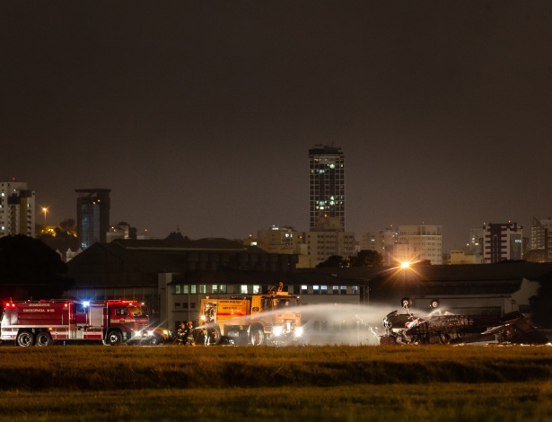 Bombeiros trabalham para apagar incêndio após aeronave cair em São Paulo. - Crédito: Avener Prado/Folhapress
