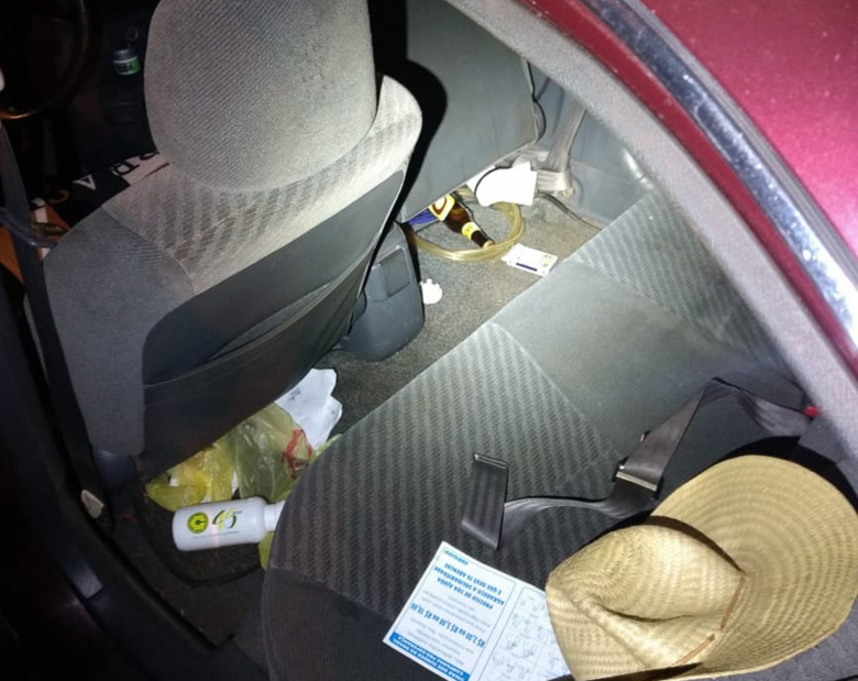 Garrafas de cerveja foram encontradas dentro do veículo. - Crédito: Divulgação/PM Itaporã