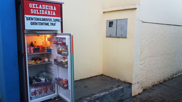 Instalada há 3 meses, geladeira solidária ajuda a matar a fome de quem mais precisa - 