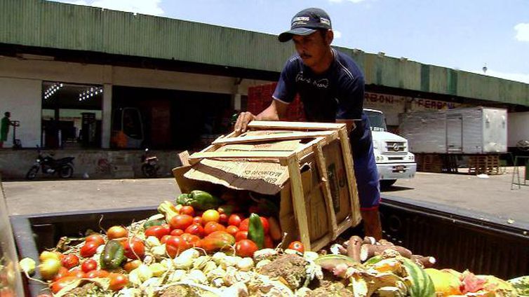 Supermercados desperdiçam R$ 3,9 bi em alimentos por ano - Crédito: Agência Brasil