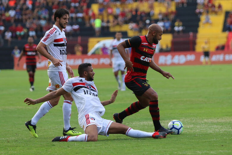 Rodada do fim de semana: São Paulo segue líder e Santos vai para a degola - Crédito: Anderson Freire/Sport Club do Recife