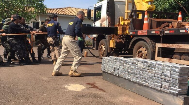 Momento em que os policiais retiravam os tabletes de droga da estrutura do 'munxk' - Crédito: Divulgação/PRF