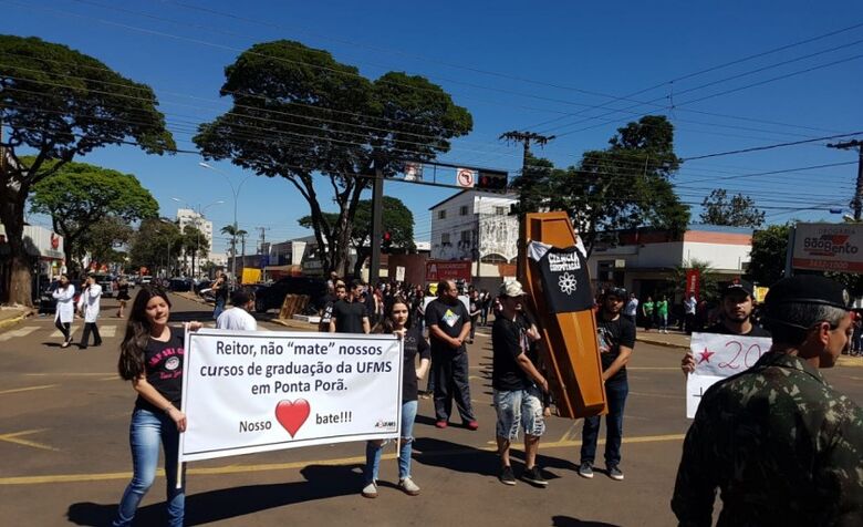 Protesto em 7 de setembro de 2018 contra o fim dos cursos da UFMS. - Crédito: Késia Neves/ADUFMS