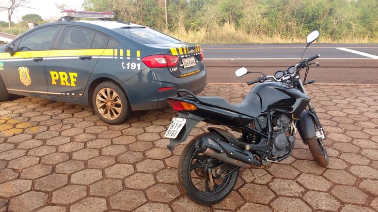 Motocicleta foi recuperada pela PRF na tarde desta quinta-feira - Crédito: Divulgação/PRF
